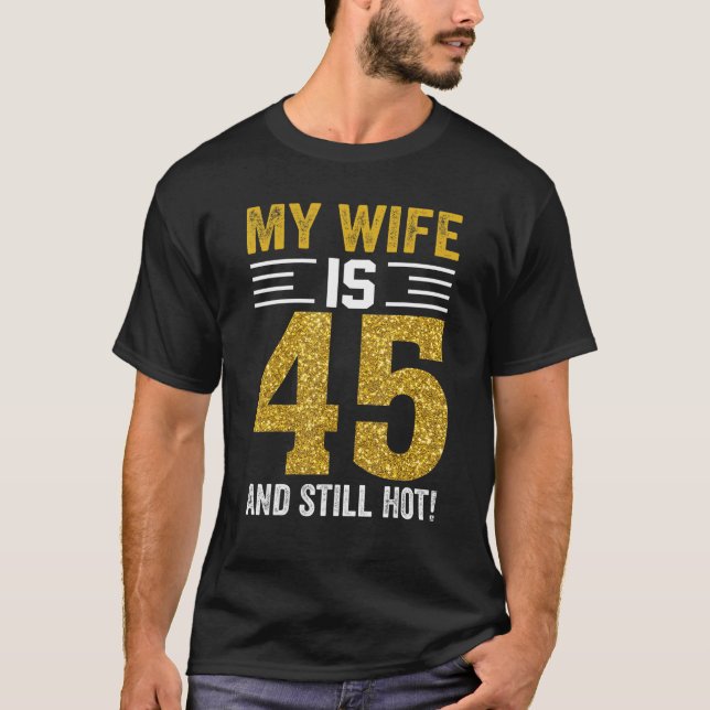Camiseta Mi Esposa Tiene 45 Años Y Todavía Está En Caliente (Anverso)