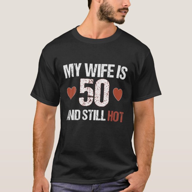 Camiseta Mi Esposa Tiene 50 Años Y Todavía Está Caliente Co (Anverso)