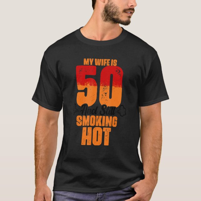 Camiseta Mi Esposa Tiene 50 Años Y Todavía Está Fumando A U (Anverso)