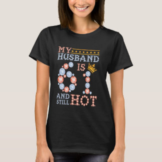 Camiseta Mi Esposa Tiene 61 Años Y
