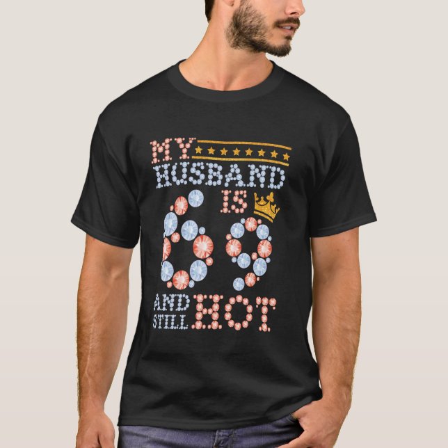 Camiseta Mi Esposa Tiene 69 Años Y (Anverso)