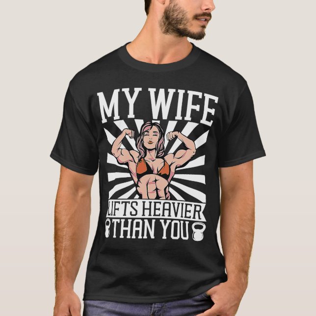 Camiseta Mi Esposa Vive Más Que Tú Construyendo Cuerpos 1 (Anverso)