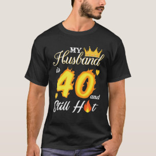 Camiseta Mi Esposo Tiene 40 Años Y Todavía Está Caliente El