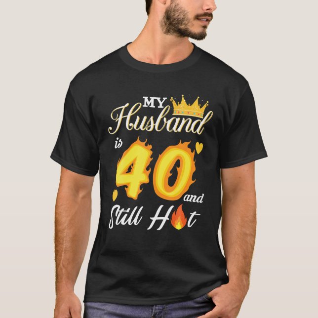 Camiseta Mi Esposo Tiene 40 Años Y Todavía Está Caliente El (Anverso)