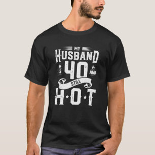 Camiseta Mi Esposo Tiene 40 Años Y Todavía Está Caliente Es