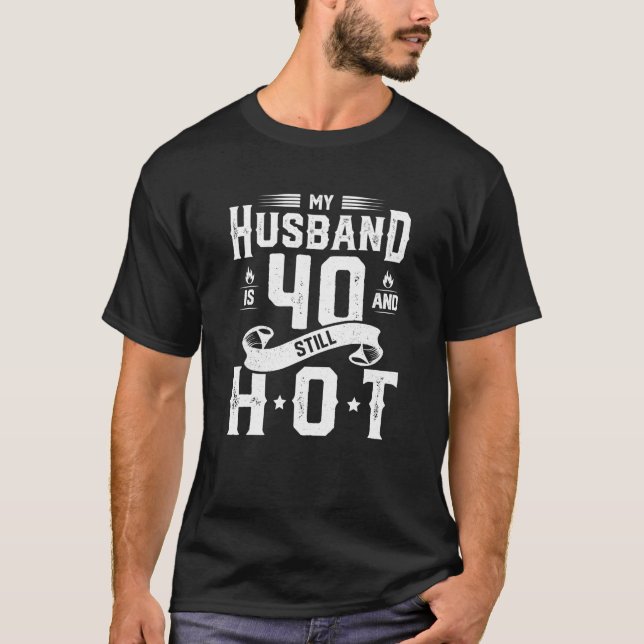Camiseta Mi Esposo Tiene 40 Años Y Todavía Está Caliente Es (Anverso)