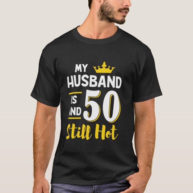 Camiseta Mi Esposo Tiene 50 Años Y Todavía Está Caliente Mu (Anverso)