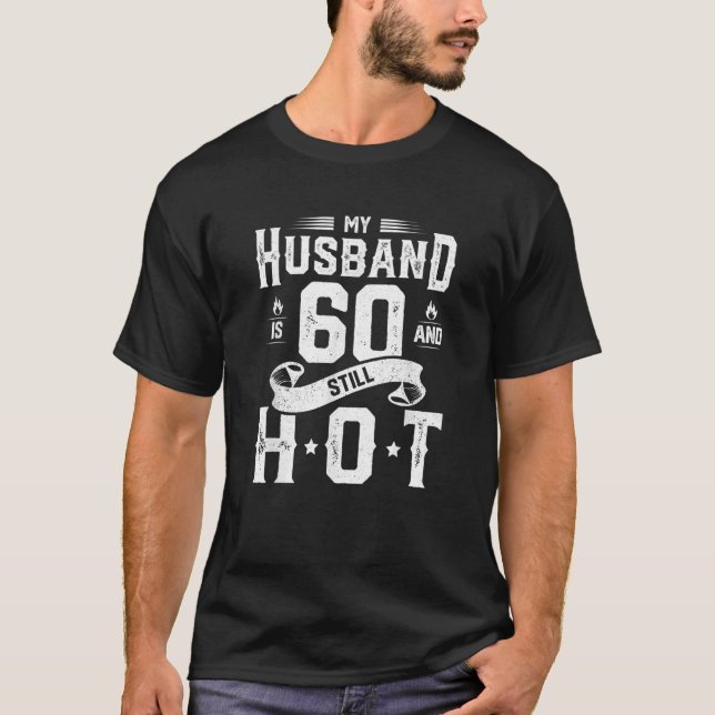 Camiseta Mi Esposo Tiene 60 Años Y Todavía Tiene 60 Años. (Anverso)