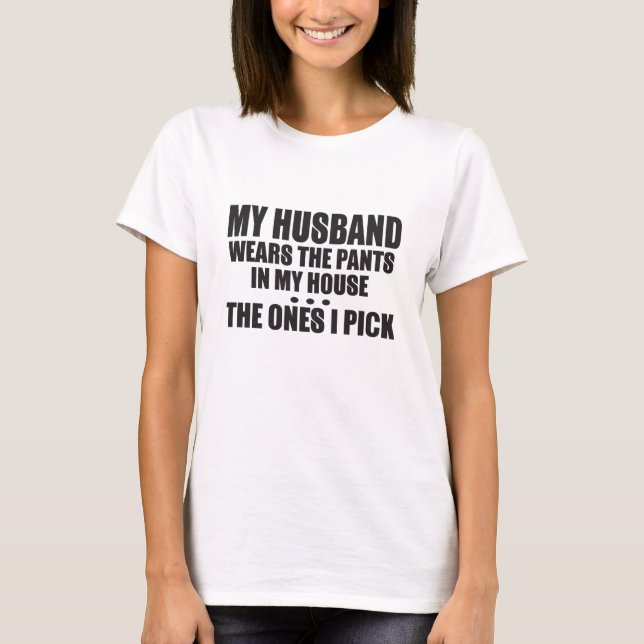 Camiseta Mi Esposo Usa Las Pantalones En Mi Casa Las Que Yo (Anverso)