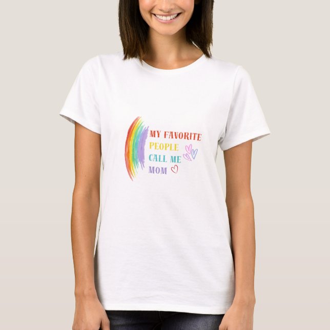 Camiseta Mi gente favorita me llama mamá | Cita del arcoiri (Anverso)