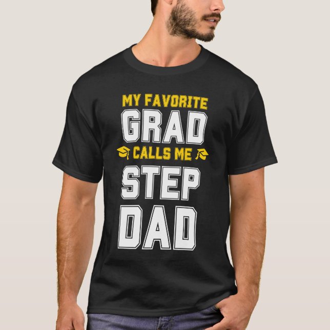 Camiseta MI GRADO FAVORITO ME LLAMA STEPDAD Graduation SVG (Anverso)