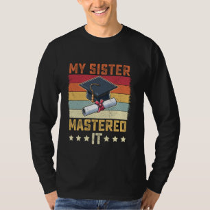 Camiseta Mi hermana lo dominó graduación de maestría v