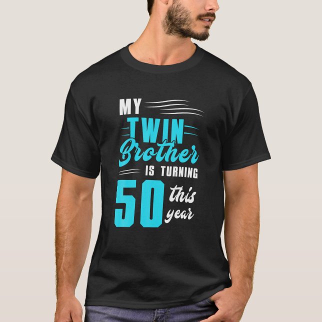 Camiseta Mi hermano gemelo cumple 50 años este año (Anverso)