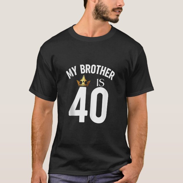 Camiseta Mi hermano tiene 40 años, 40, y 40, como primo her (Anverso)
