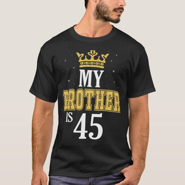 Camiseta Mi Hermano Tiene 45 Años Feliz Cumpleaños Para Mí  (Anverso)