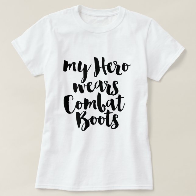 Camiseta Mi héroe usa botes de combate (Diseño del anverso)