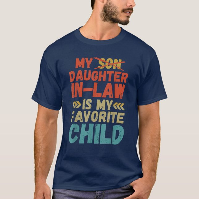 Camiseta Mi Hija En La Ley Es Mi Hijo Favorito. (Anverso)