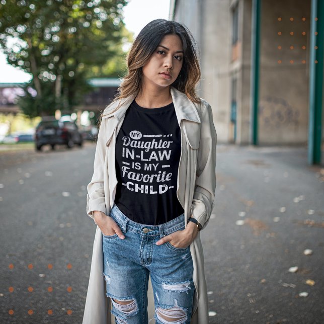 Camiseta Mi Hija En La Ley Es Mi Hijo Favorito. (My Daughter In Law Is My Favorite Child T-Shirt)