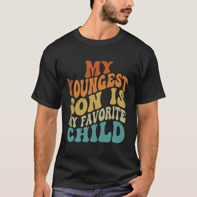 Camiseta Mi Hijo Menor Es Mi Hijo Favorito Diciendo: (Anverso)