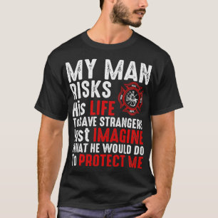 Camiseta Mi hombre arriesga su vida novia bombera