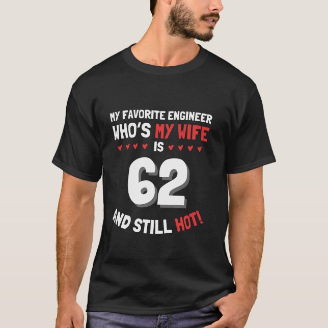 Camiseta Mi Ingeniero Favorito Que Es Mi Esposa Tiene 62 Añ (Anverso)