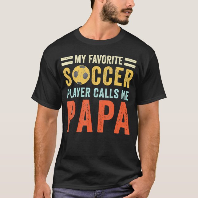 Camiseta Mi jugador favorito de fútbol me llama papá papá p (Anverso)