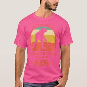 Camiseta Mi jugador favorito de hockey me llama hockey sis