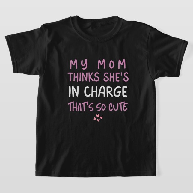 Camiseta Mi mamá cree que ella está a cargo (Distribución)