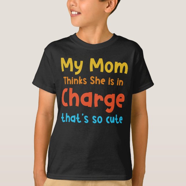 Camiseta Mi mamá cree que está a cargo (Anverso)