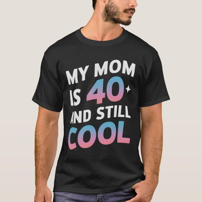 Camiseta Mi Mamá Tiene 40 Años Y Aún Guay 40 Madres De Cump (Anverso)