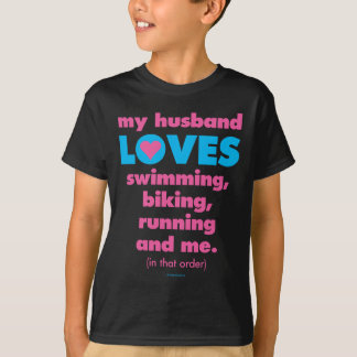 Camiseta Mi marido ama los Triathlons (el texto solamente)