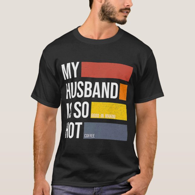Camiseta Mi marido hace tanto calor haciendo café compañero (Anverso)