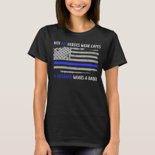 Camiseta Mi marido usa una policía insignia para mujer