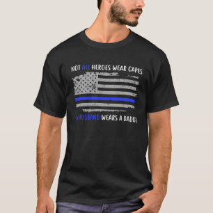 Camiseta Mi marido usa una policía insignia para mujer