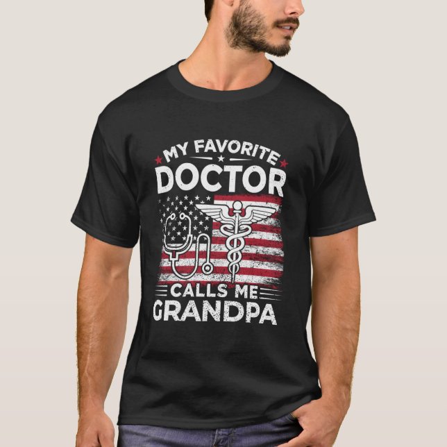 Camiseta Mi Médica Favorito Me Llama Abuelo Bandera Estadou (Anverso)