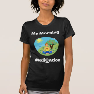 Camiseta Mi medicación matutina bajo un árbol en primavera