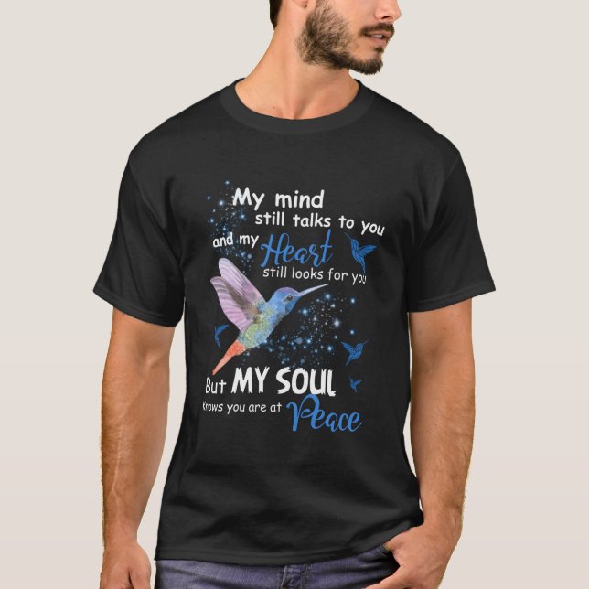 Camiseta Mi Mente Todavía Habla Contigo Y Mi Colibrí. (Anverso)