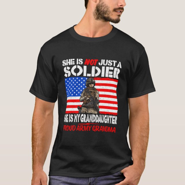Camiseta Mi Nieta Es Un Ejército Militar Orgulloso Soldado (Anverso)