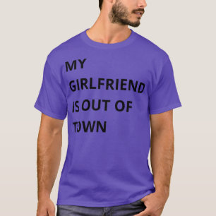 Camiseta mi novia está fuera del pueblo 1