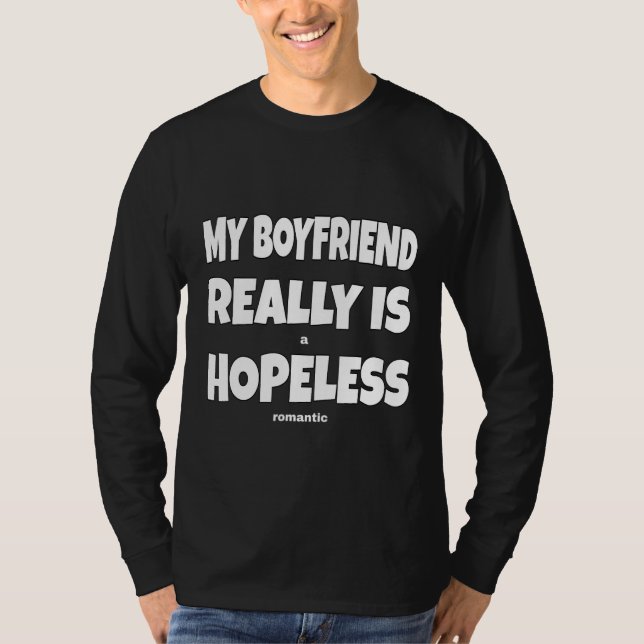 Camiseta Mi Novio Realmente Es Romántico Sin Esperanzas (Anverso)