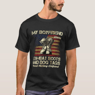 Camiseta Mi Novio Viste Boots De Combate Y Bolsas De Perro