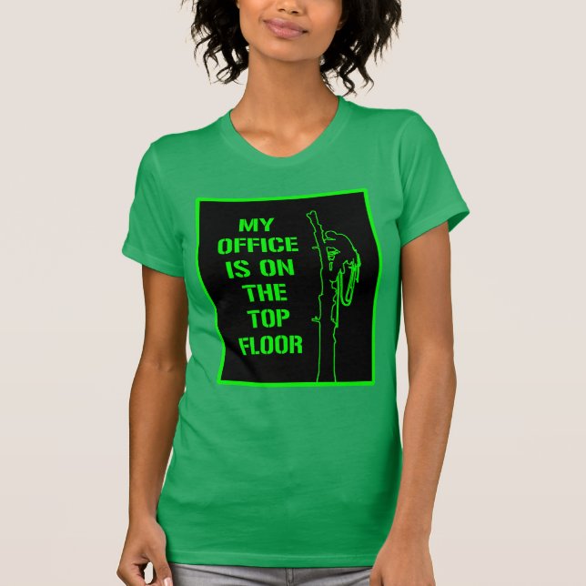 Camiseta ‘Mi oficina está en el último piso’, árabe verde (Anverso)