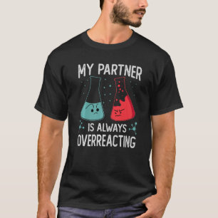 Camiseta Mi pareja siempre reacciona exageradamente ante lo