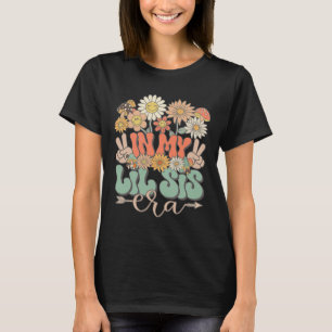 Camiseta Mi Pequeña Hermana Era Floral Hippie Groovy Retro 