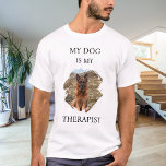Camiseta Mi perro es mi foto terápica<br><div class="desc">Para una camiseta de color blanco/claro. Texto negro. ¡Por un amante de los perros! Personaliza y agrega una foto de tu perro. Texto: Mi perro es mi terapeuta.</div>