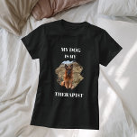 Camiseta Mi perro es mi foto terápica negra<br><div class="desc">Para una camiseta de color negro/oscuro. Texto blanco. ¡Por un amante de los perros! Personaliza y agrega una foto de tu perro. Texto: Mi perro es mi terapeuta.</div>