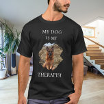 Camiseta Mi perro es mi foto terápica negra<br><div class="desc">Para una camiseta de color negro/oscuro. Texto blanco. ¡Por un amante de los perros! Personaliza y agrega una foto de tu perro. Texto: Mi perro es mi terapeuta.</div>