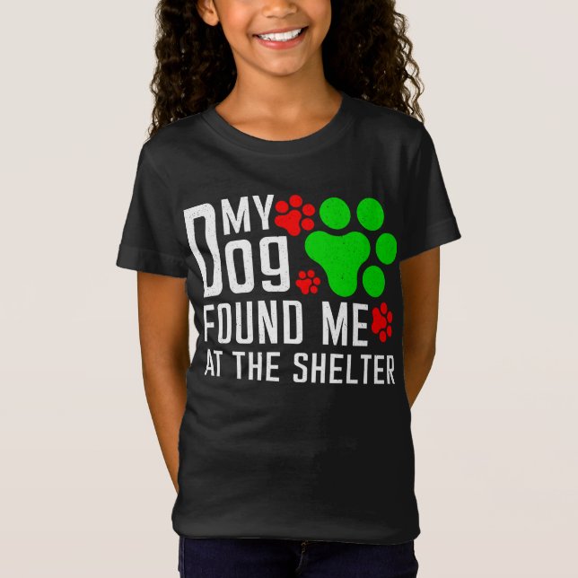 Camiseta Mi Perro Me Encontró En El Refugio De Los Amantes  (Anverso)