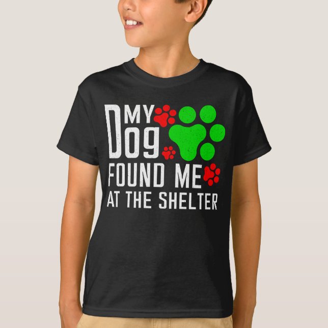 Camiseta Mi Perro Me Encontró En El Refugio De Los Amantes  (Anverso)