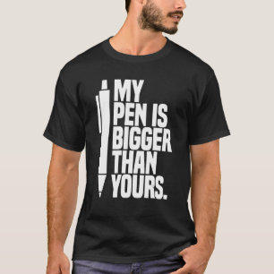 Camiseta Mi Pluma Es Más Grande De Lo Que Dice